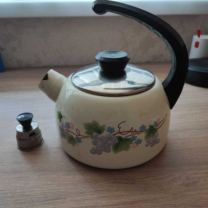 Продам чайник 2л, чайник 3л , бидон алюминиевый 8 л.