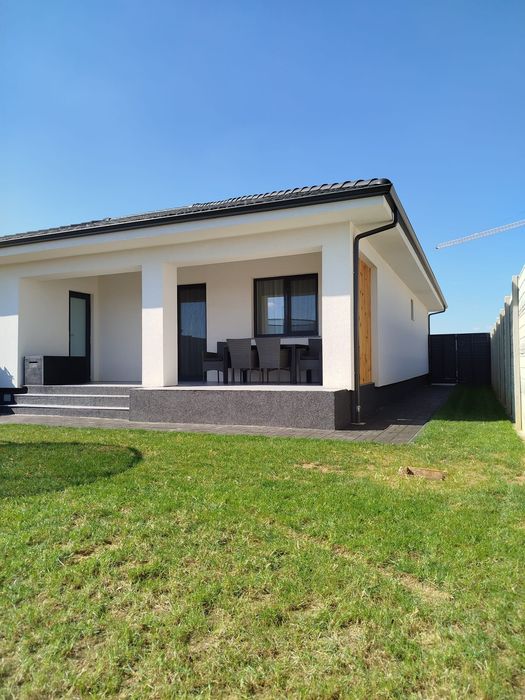 Casa tip duplex.