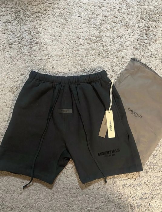 Pantaloni scurți essentials