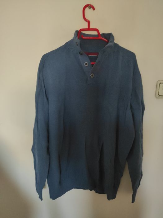 Pulovere, jersee, mărimi diferite, modele diferite, culori diferite.