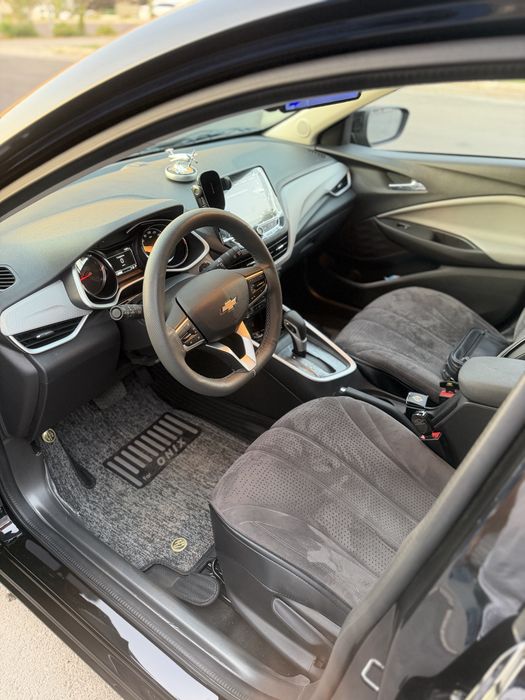 Продается автомобиль onix premier + pozitsiya