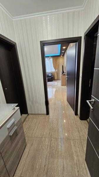 Елегантно обзаведен тристаен апартамент под под наем в Лазур!