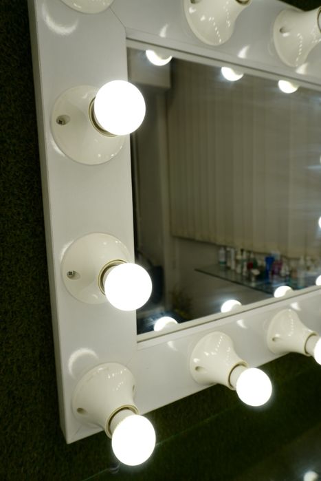 Огледало с осветление за грим