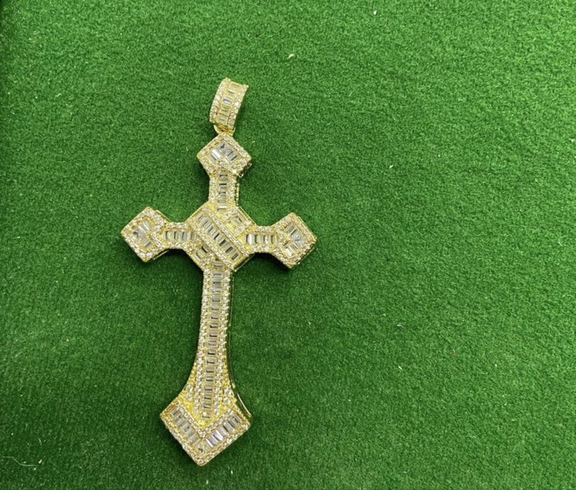 Cruciuliță zirconiu pandantiv iced out auriu argintiu