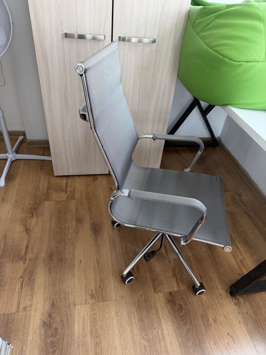 Офисные стол и стулья