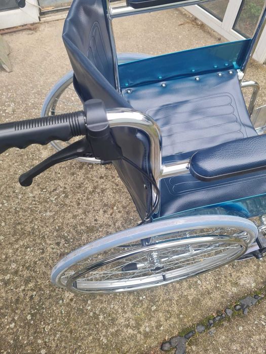 Scaun cu rotile pentru persoane cu mobilitate redusa