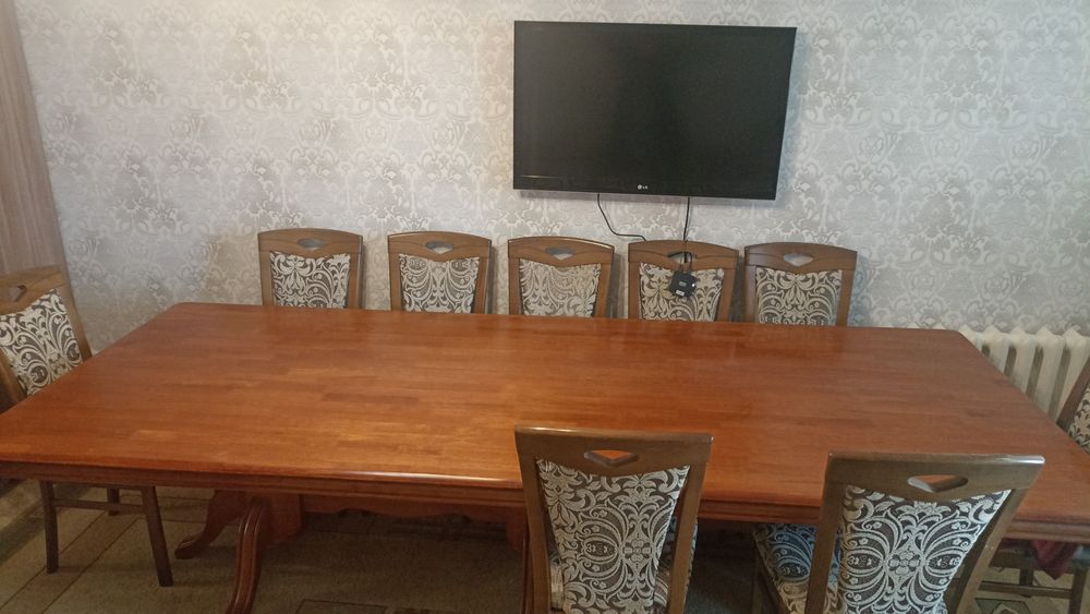 Стол для гостевой комната с 14 стулями