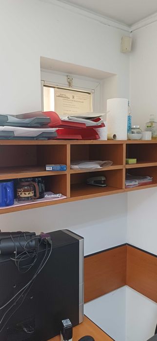Vând mobilier birou office birouri, măsuţă, rafturi, cuier, corpuri