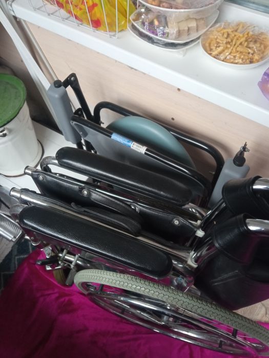 Инвалидная коляска и биотуалет