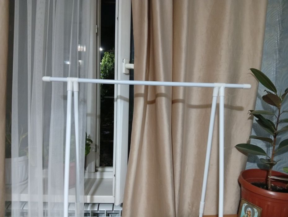Продам вешалку стойку