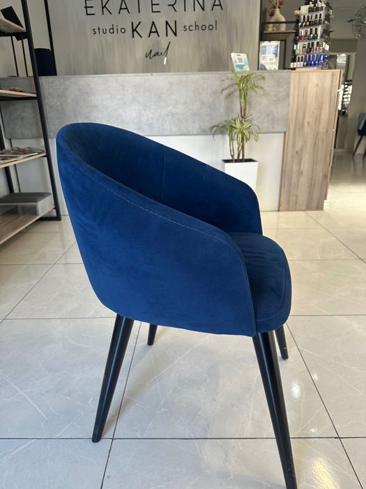 Диваны, стулья , столы, раковина, люстры.