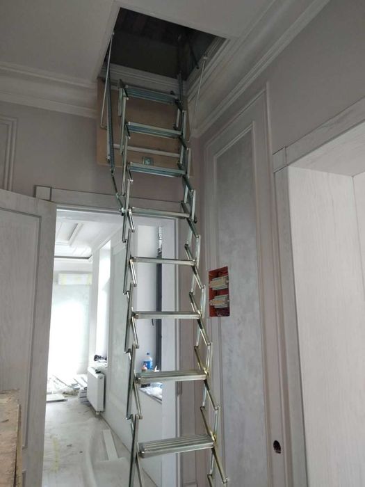 Установка мансардных складных лестниц.