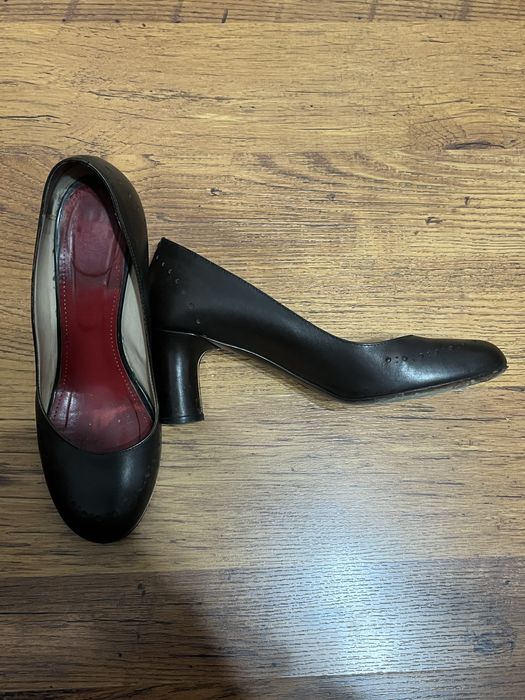 Продам туфли на каблука Bally