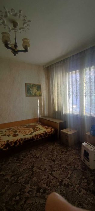 Продава се просторен етаж от къща (120 кв.м) с двор, гараж и таван в района на Месокомбината, гр. Асеновград