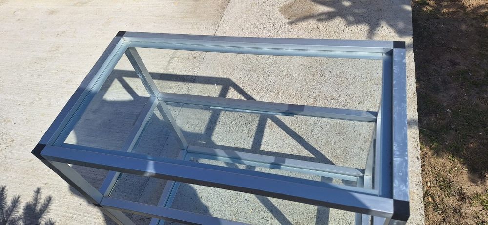 Masuta din aluminiu cu sticla securizata