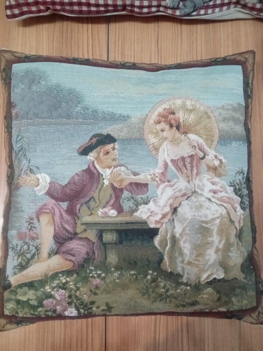 Подушки,2 шт и 1 длинная.