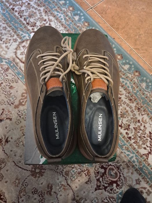 Кожаный ботинка.