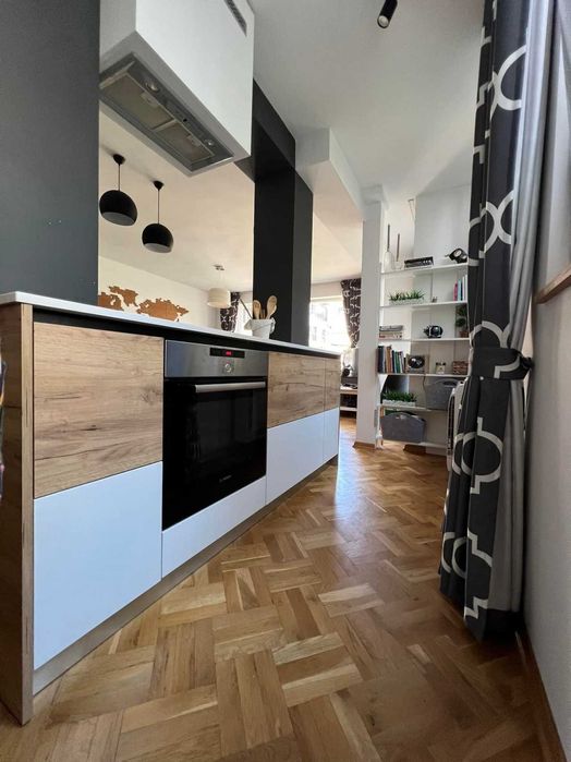 Продава се Тристаен апартамент в Пловдив, Младежки Хълм - 100 кв.м за 893 €/кв.м - Снимка #2