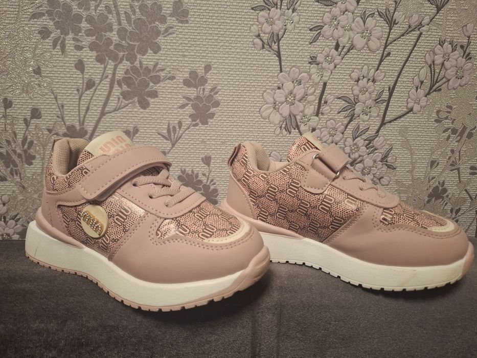 Продам кроссовки для девочки