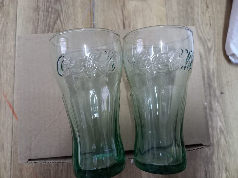 Стеклянные стаканы кола