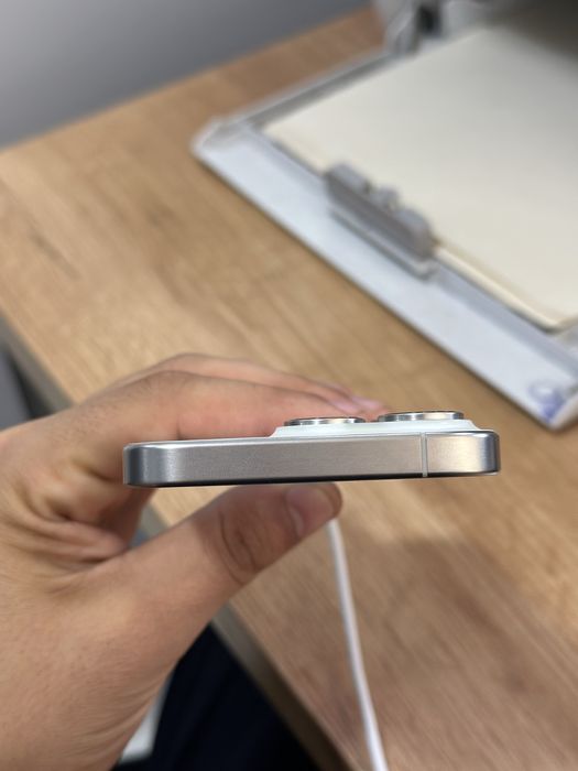iPhone 15 pro  Titanium White