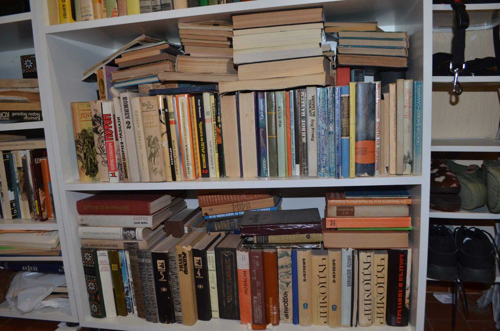 Подарявам количество стари книги