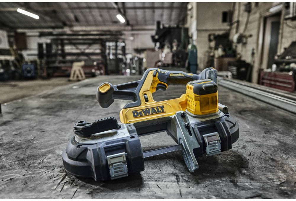 Аккумуляторная ручная ленточная пила Dewalt DCS378N.