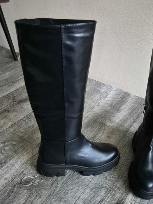Vand cizme noi marimea 40si 37