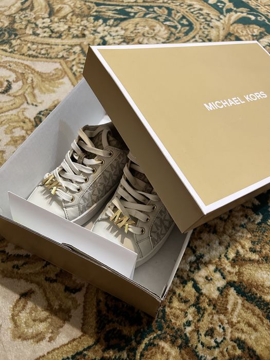 Продаю кроссовки Michael Kors