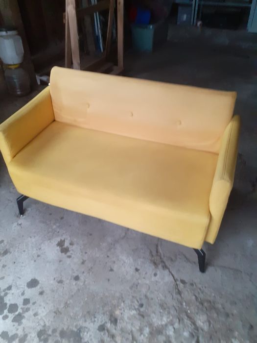 Vând canapea galbena