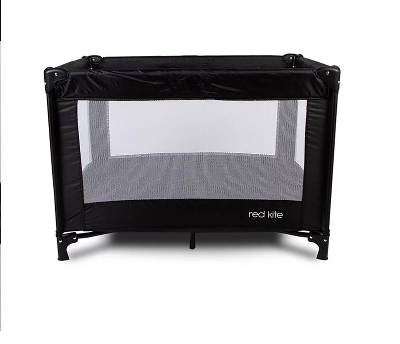 Pătuț bebeluși pliabil.Potrivit de la naștere până la aproximativ 15 kg.Dimensiuni asamblate Î70 x L99 x A70 cm Dimensiuni pliat Î70 x L20 x A20 cm