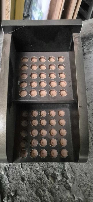 Продавам поставки за червила или парфюми.