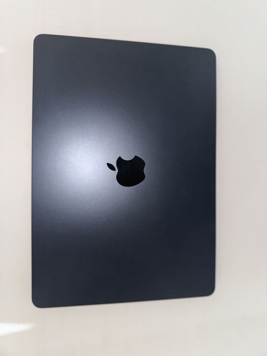 Продаю MacBook Air M2 2022 года в отличном состоянии.