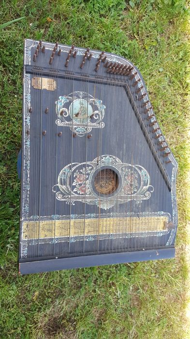 Старинен струнен музикален инструмент