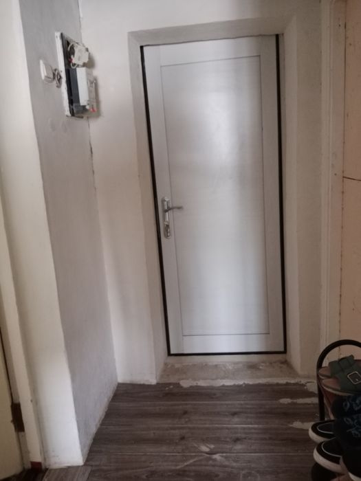 Maktab yonida magazin bor atrofida