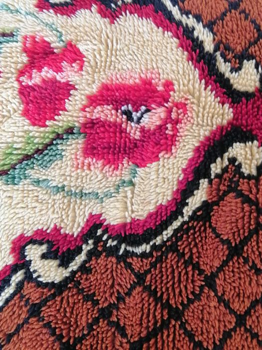 Вълнен китеник с макове