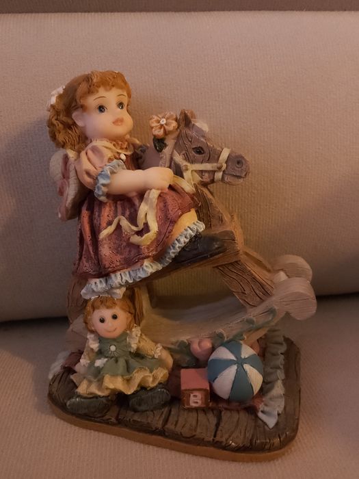 Фигура "Момиченце на дървен кон" и два самолета