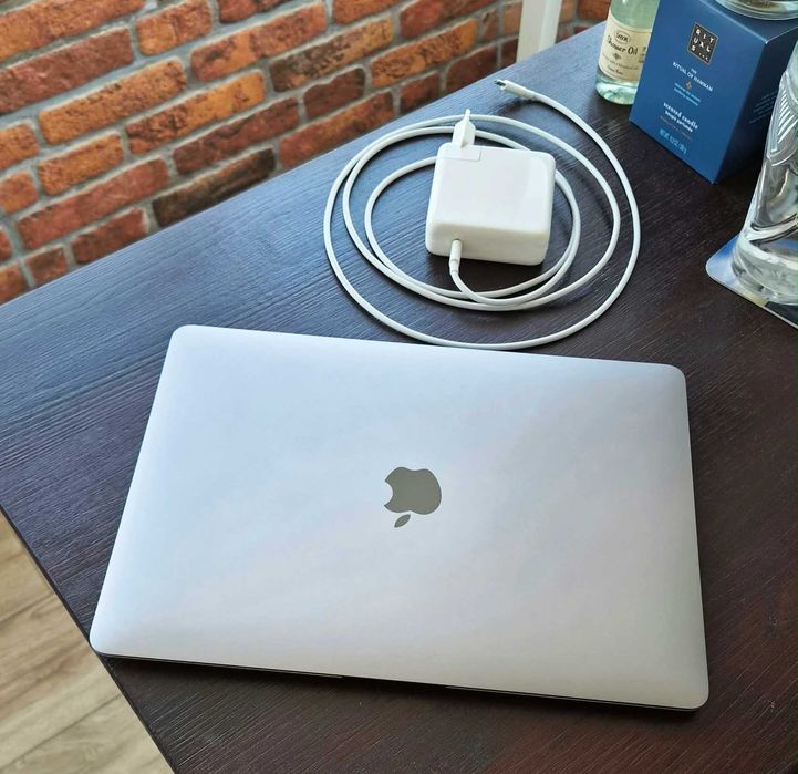 MacBook Air M1 argintiu din Noiembrie 2021