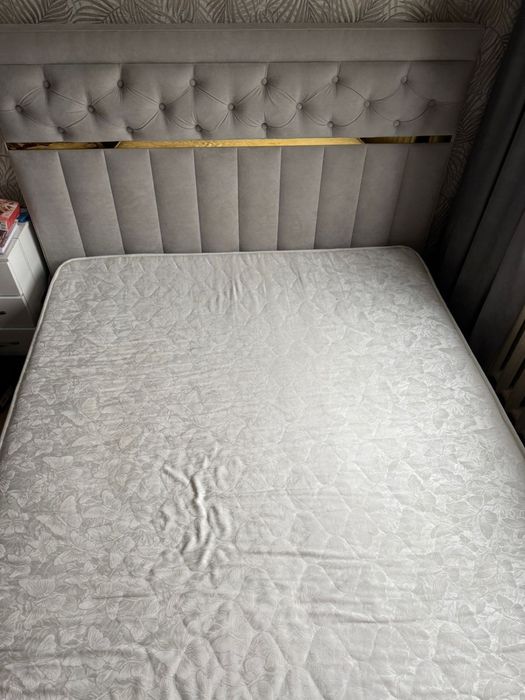 Кровать двухспальная.