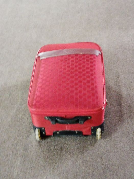 Чемодан красно-бордовый