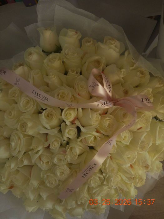 Продаю букет 101 белые розы 50 см