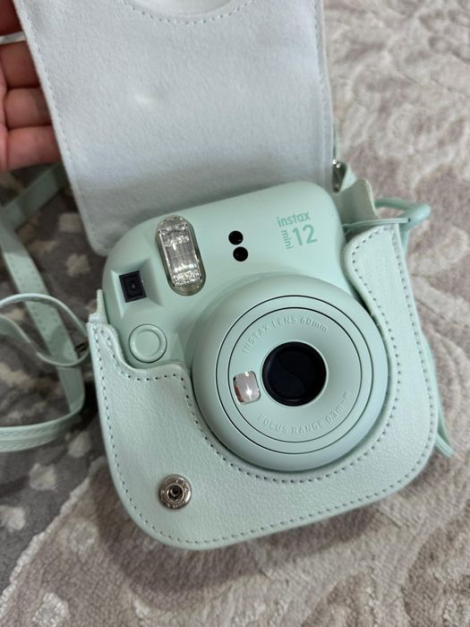 Instax Mini 12.                 .