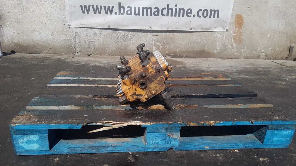 Distribuitor hidraulic spate buldoexcavator Case 580