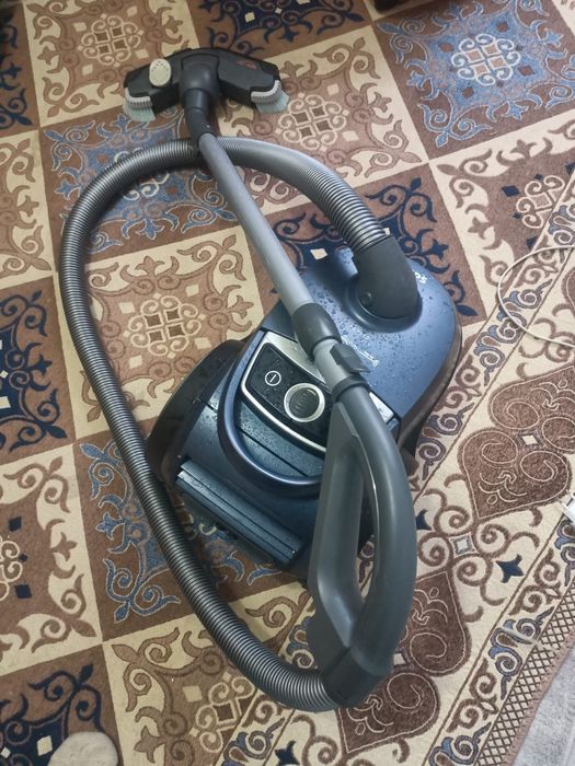 Продам на запчасти пылесос Philips