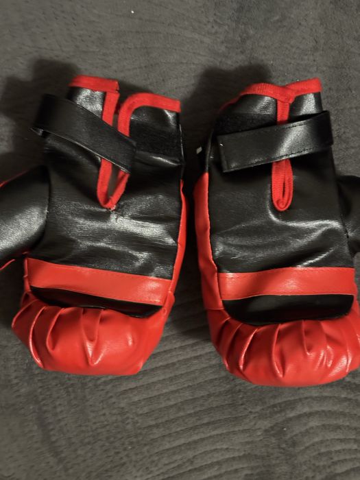 Бокс перчатки на 7,8 лет примерно