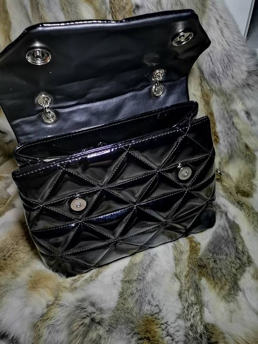 Дамска лачена чанта в черно