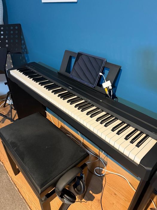 Pian digital Yamaha P-45 + stativ mobilier + scaun + căști – set