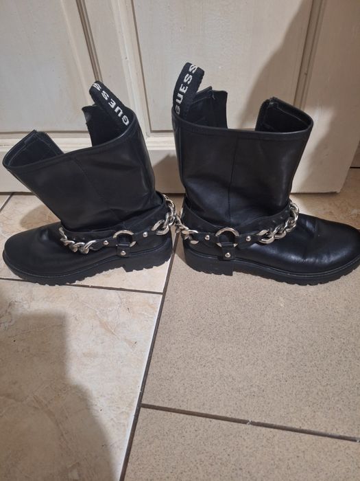 Ghete Guess folosite prea puțin!