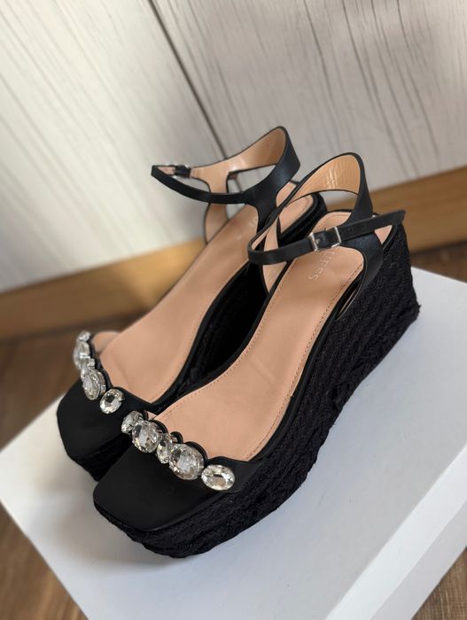 Сандали на платформа Guess