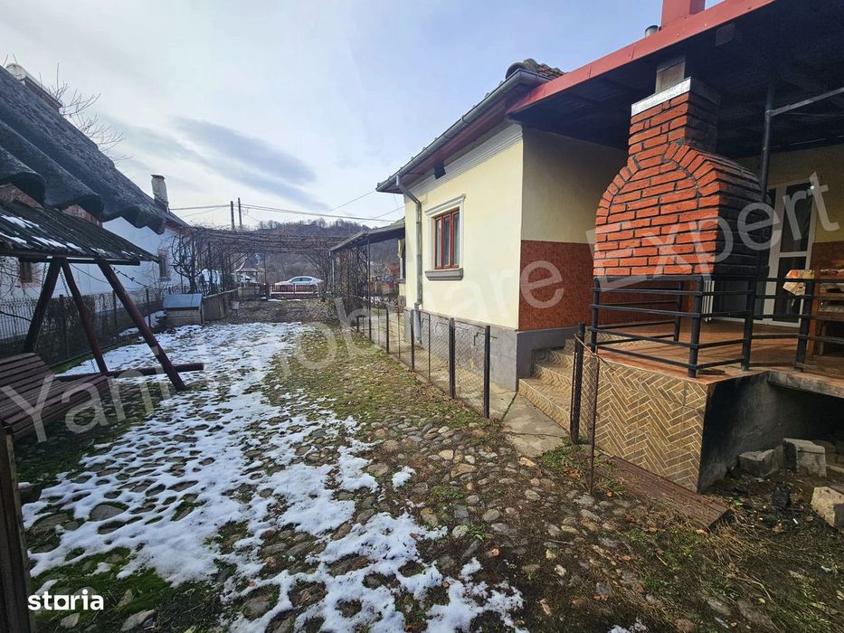 Casă de vânzare în comuna Corbeni, județ Argeș.